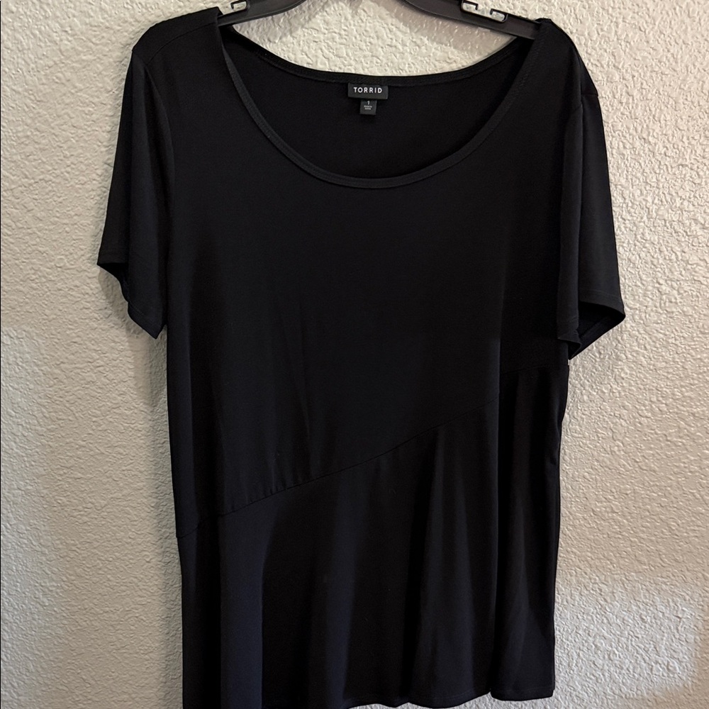 Torrid  Black Scoop Neck Short Sleeve Tee with Diagonal Seam size 1